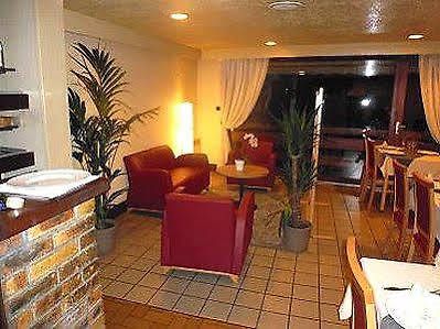 Hostellerie Des Enclos Guimiliau Bagian luar foto