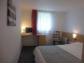 Hostellerie Des Enclos Guimiliau Bagian luar foto