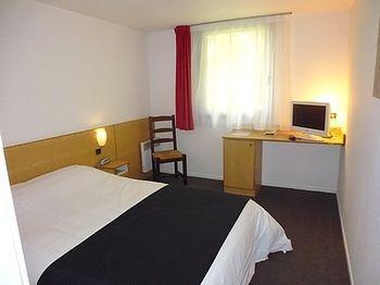 Hostellerie Des Enclos Guimiliau Bagian luar foto