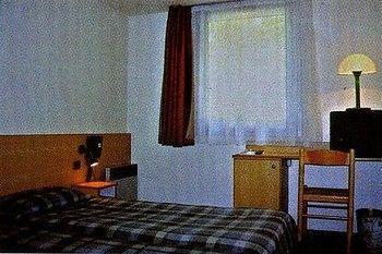 Hostellerie Des Enclos Guimiliau Bagian luar foto