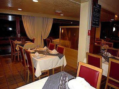 Hostellerie Des Enclos Guimiliau Bagian luar foto